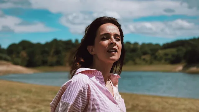 
                    Noivo de Sara Prata soube da morte do pai durante férias na Tailândia
                