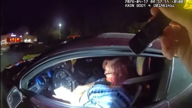 
                    Bêbada e em contramão. Pedem-lhe a carta e mostra... cartão presente
                