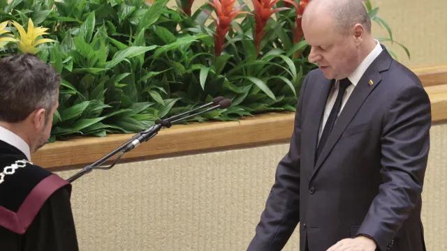 
                    Parlamento lituano retira imunidade a ex-primeiro-ministro por suborno
                