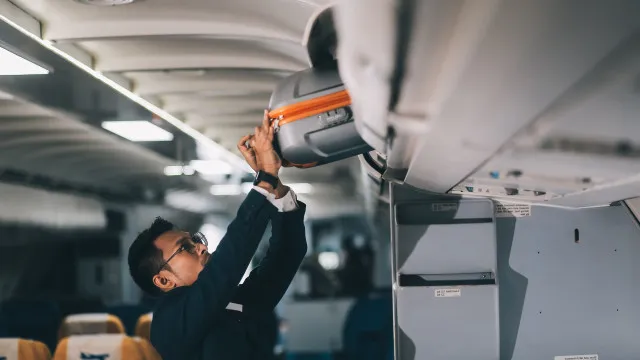 
                    O hábito que mais irrita os comissários de bordo (e atrasa o desembarque)
                