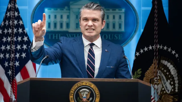 Hegseth cita versículo bíblico (falso) do "Pulp Fiction" no Pentágono