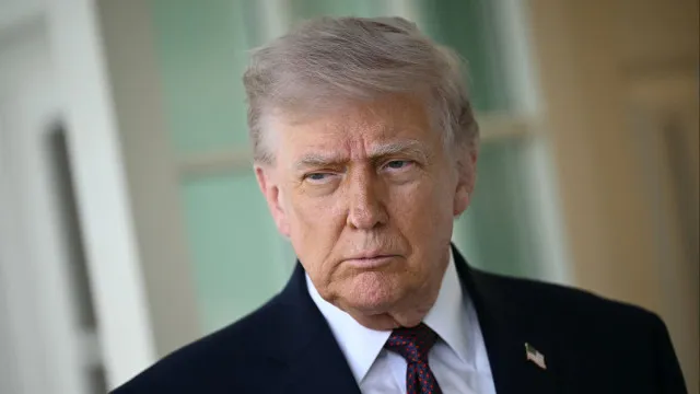 
                    Trump assina lei que prevê 60 mil milhões para políticas de deportação
                
