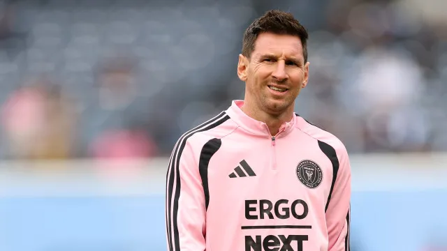 
                    Messi 'imita' Cristiano Ronaldo e compra clube em Espanha
                