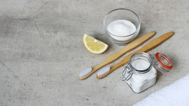 
                    Estes truques caseiros para branquear os dentes podem ser perigosos
                