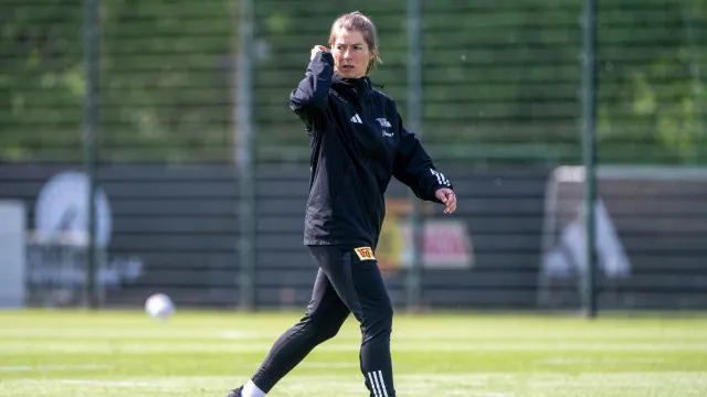 
                    Marie-Louise Eta espera que o futebol deixe de ser uma questão de género
                