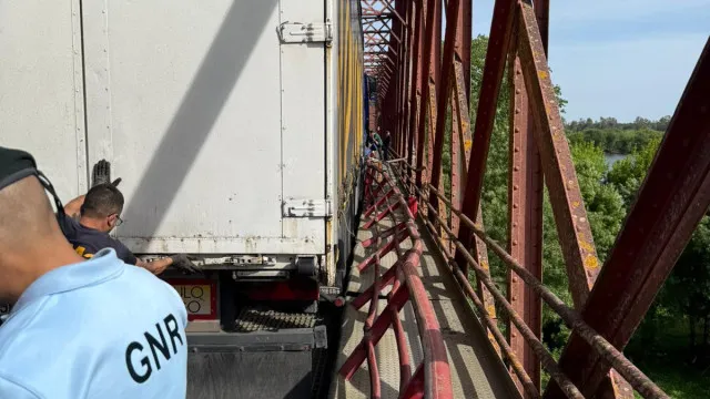 
                    Ponte no Cartaxo reaberta ao trânsito após remoção de camião
                