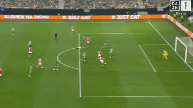 Choque arrepiante entre colegas acaba com golo (polémico) do Sp. Braga