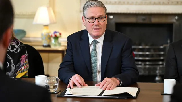 
                    Nomeação de Peter Mandelson? Oposição britânica exige demissão de Starmer
                