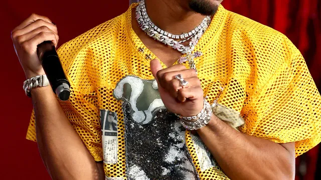 
                    Cantor detido sob suspeita de assassinato após corpo encontrado no carro
                