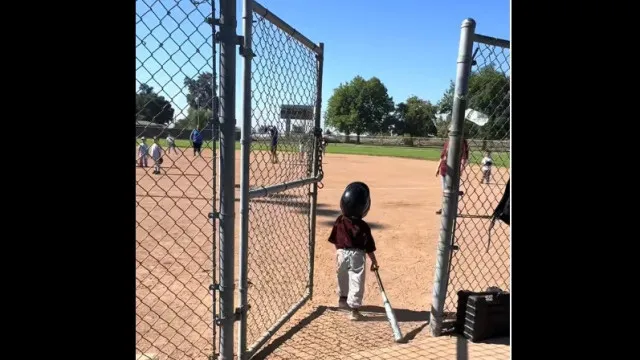 
                    Menino de 3 anos entra em campo cheio de estilo e 'rouba' o jogo
                