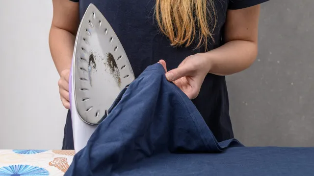 
                    Ferro de engomar deixa manchas na roupa? Veja como limpá-lo
                