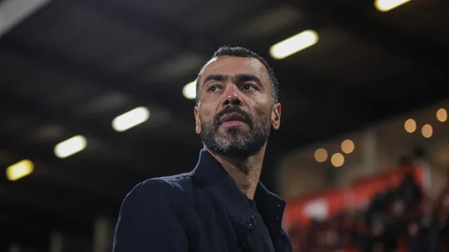 
                    Lamenta escassez de treinadores negros e atira: 