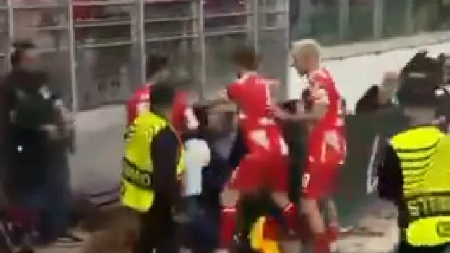 Jogo europeu apitado por João Pinheiro descamba em caos total