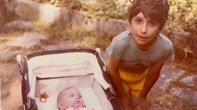 
                    São duas caras conhecidas (sobretudo na rádio). Reconhece estes irmãos?
                