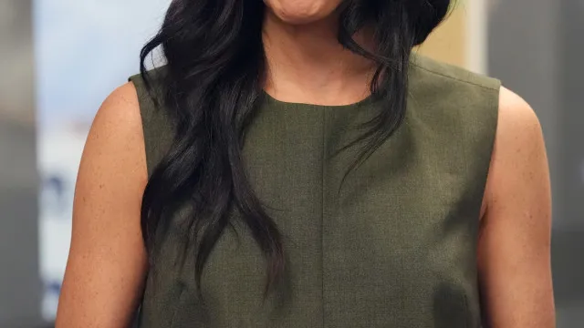 
                    A peça nos looks de Meghan Markle que não podia usar na família real
                