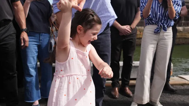 
                    Príncipe Harry dança com menina de quatro anos. As imagens
                