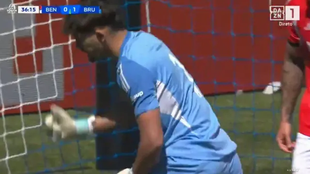 Diogo Ferreira desolado. O golo que tramou o Benfica na UEFA Youth League