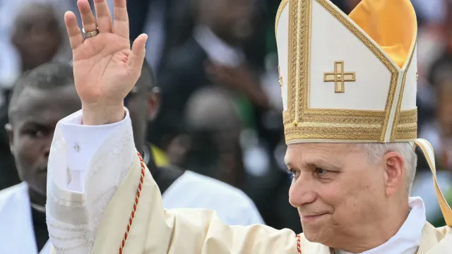 
                    Papa critica nos Camarões fome em África e roubo de recursos
                