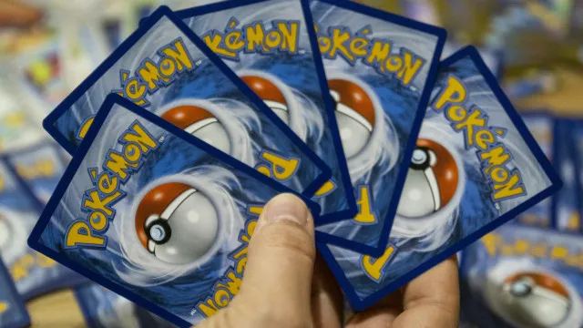
                    Onda de assaltos no Reino Unido: Ladrões procuram cartas Pokémon
                