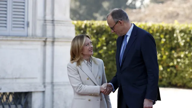 
                    Merz e Meloni dispostos a contribuir militarmente para missão em Ormuz
                