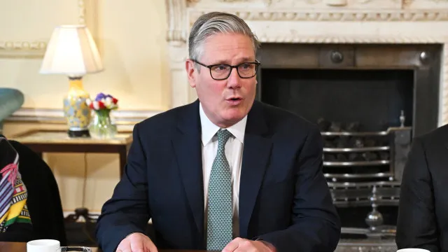 
                    Caso Epstein: Keir Starmer nega saber de veto a Mandelson
                