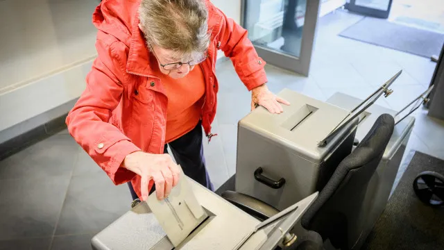 
                    Suíços chamados a referendo sobre exportação de armas
                