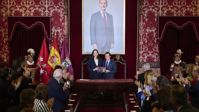 Corina Machado recebe chaves de Madrid e fala em "Venezuela em liberdade"
