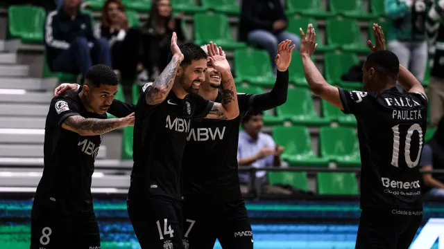 
                    Sporting humilha Famalicão com goleada à antiga e iguala Benfica no topo
                