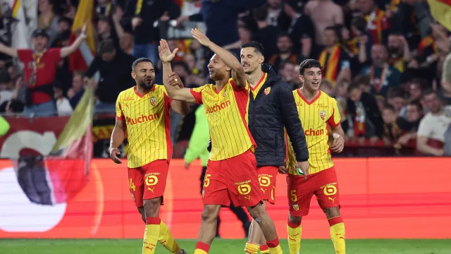Lens vence Toulouse com reviravolta tardia e mantém perseguição ao PSG