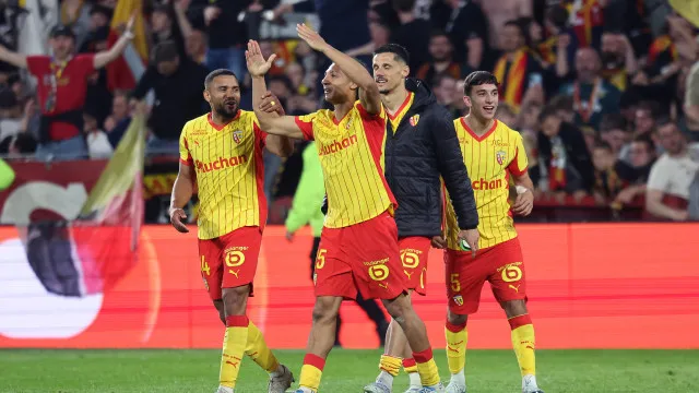 Lens vence Toulouse com reviravolta tardia e mantém perseguição ao PSG