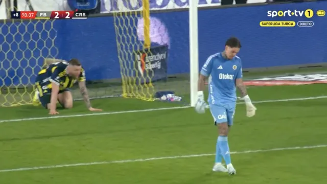 No que estava Ederson a pensar? Asneira custou liderança ao Fenerbahçe