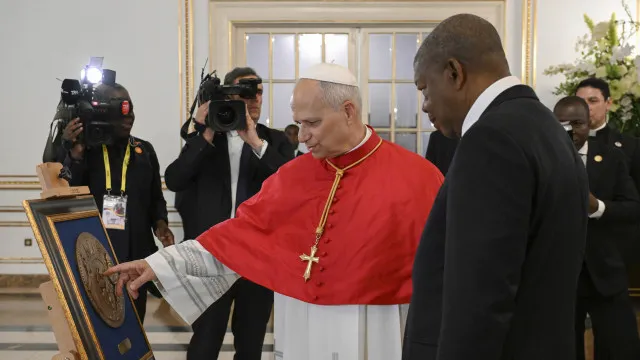 
                    João Lourenço pede 