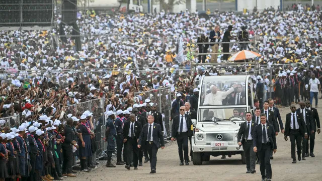 
                    Papa adverte para injustiça e para comércio supersticioso
                