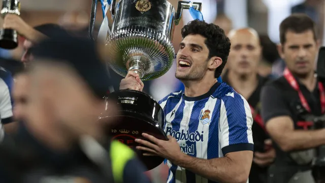 E vão 13. Gonçalo Guedes 'engorda' palmarés com Taça do Rei de Espanha
