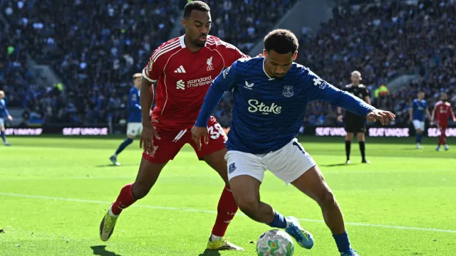 Liverpool vence dérbi nos descontos. Vítor Pereira sorri com reviravolta