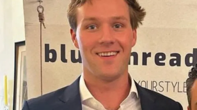 
                    Filho de Tucker Carlson abandona posto ao lado de Vance para abrir firma
                