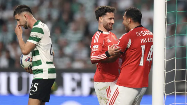 
                    Benfica atira Sporting ao tapete... e estende a passadeira ao FC Porto
                