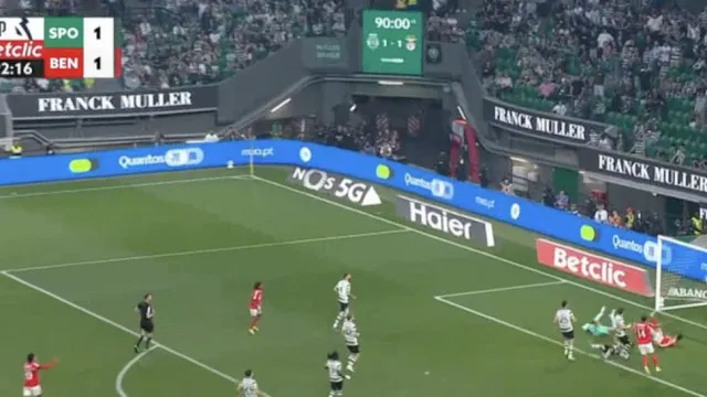 
                    'Locura' total. O golo de Rafa Silva que resolveu o Sporting-Benfica
                