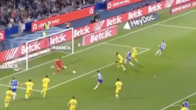 
                    Gabri Veiga castiga 'esquecimento' do Tondela e coloca FC Porto na frente
                