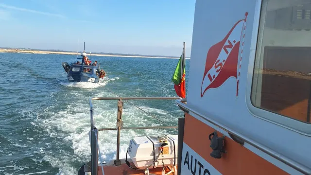 
                    Auxiliados 2 pescadores em praia da Figueira da Foz. Barco era 