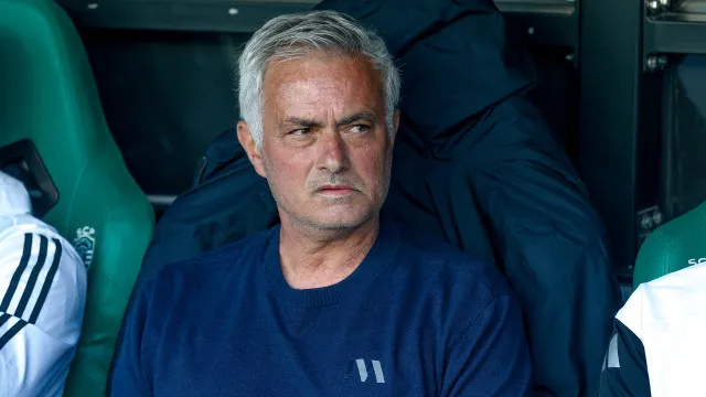Mourinho recusa explicar gesto após dérbi, mas deixa recado ao Sporting