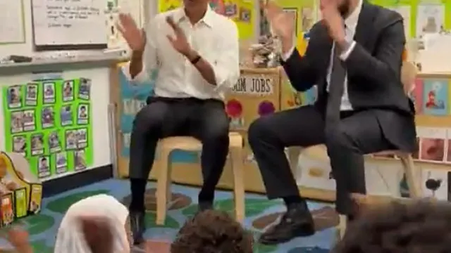 
                    Obama e Mamdami visitam creche em Nova Iorque... e cantam para crianças
                