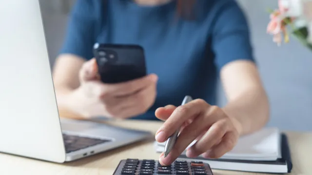 
                    Mais de dois milhões de famílias já entregaram IRS: Reembolsos travados?
                