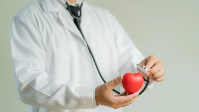 
                    5 hábitos diários que aceleram o envelhecimento, alerta cardiologista
                