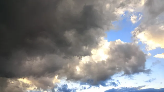 
                    Poeiras, chuva e trovoada. Semana arranca com mudança drástica do tempo
                