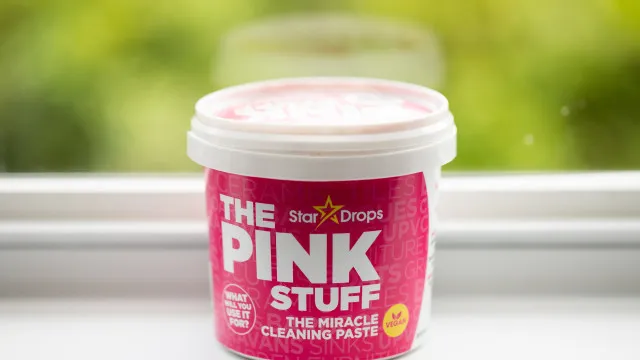 
                    The Pink Stuff: A pasta viral de limpeza funciona mesmo? 
                