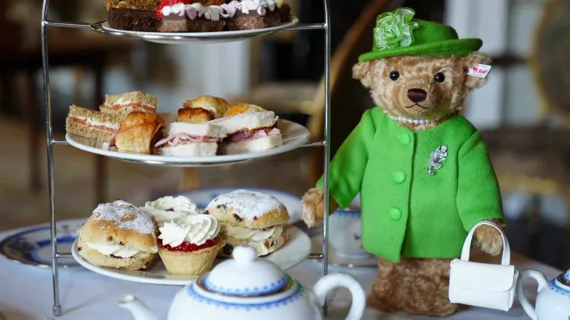 
                    Isabel II faria amanhã 100 anos. Em homenagem, há ursinha vestida a rigor
                