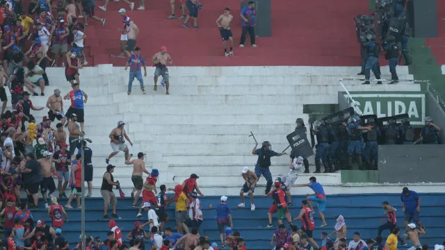 Confrontos entre adeptos e polícia causam mais de 50 feridos em jogo