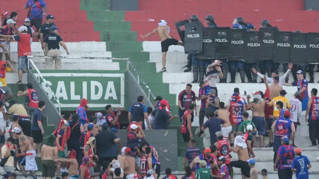 Vergonhoso. Violência nas bancadas suspende Olimpia-Cerro Porteño