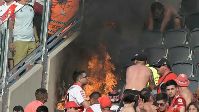 
                    Ia correndo mal. Clássico entre River e Boca teve incêndio nas bancadas
                